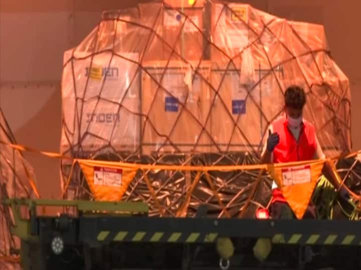 मेडिकल उपकरण लेकर दिल्ली पहुंचा दक्षिण कोरिया का विमान, 200 ऑक्सीजन कंसन्ट्रेटर भी आए