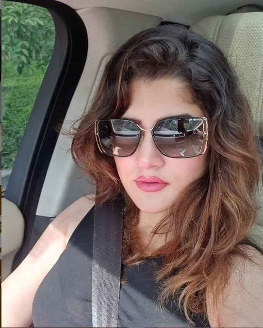 আজ সোশ্যাল মিডিয়ায় এই ছবিটি শেয়ার করেছেন শ্রাবন্তী। কালো পোশাকের সঙ্গে কালো সানগ্লাসে দারুণ মানিয়েছে তাঁকে। ক্যাপশানে তিনি লিখেছেন, 'চলার পথে ব্যর্থতা আসবেই
