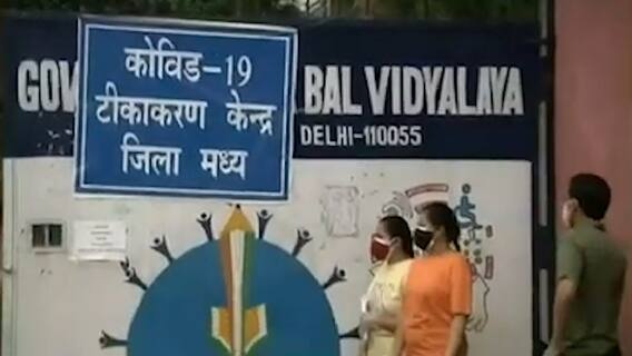 वैक्सीनेशन के लिए कतारों में जनता, लेकिन नेताओं की राजनीति अब भी जारी | हुंकार