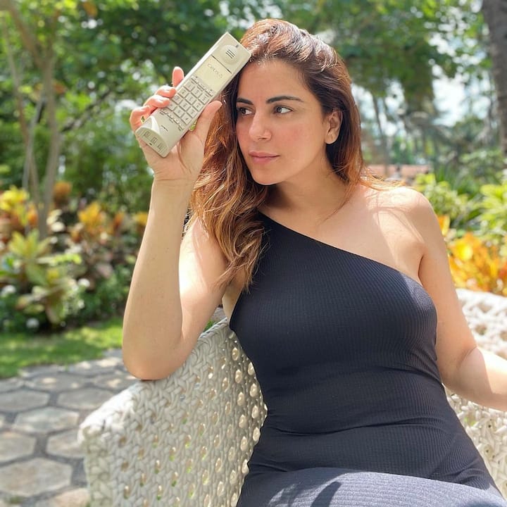 ऐसे में  श्रद्धा आर्या गोवा में अब अकेल पड़ गईं हैं. उनका वक्त नहीं कट पा रहे है. उन्होंने हाल में अपनी कई तस्वीरें शेयर की हैं.