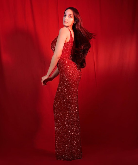 हाय गर्मीः  Nora Fatehi ने इन बॉडीकॉन ड्रेसेज को पहनकर लगाई फैंस के दिलों में आग