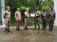 EidUlFitr 2021 Celebration: মিষ্টি-বিনিময়ে ঈদ পালন ভারত-পাক সীমান্তে