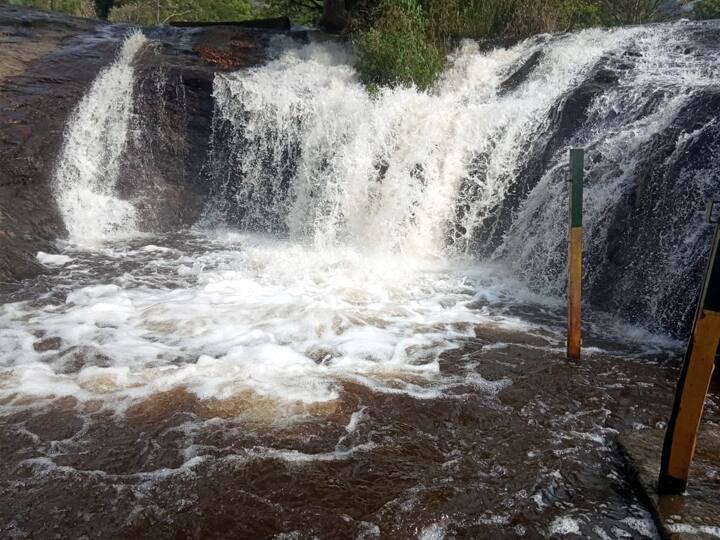 சுற்றுலாப்பயணிகள் நின்று குளிக்கும் இடம், தற்போது அருவி நீரால் நிரம்பியுள்ளது.