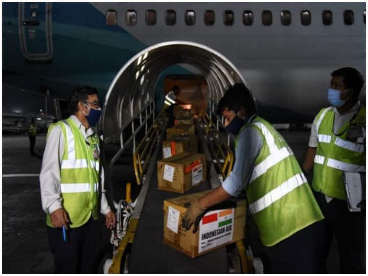 Coronavirus India receives 200 oxygen concentrators from Indonesia  Coronavirus: संक्रमण के प्रकोप के बीच भारत को मिल रही विदेशी मदद, इंडोनेशिया से पहुंचे 200 ऑक्सीजन कंसंट्रेटर्स