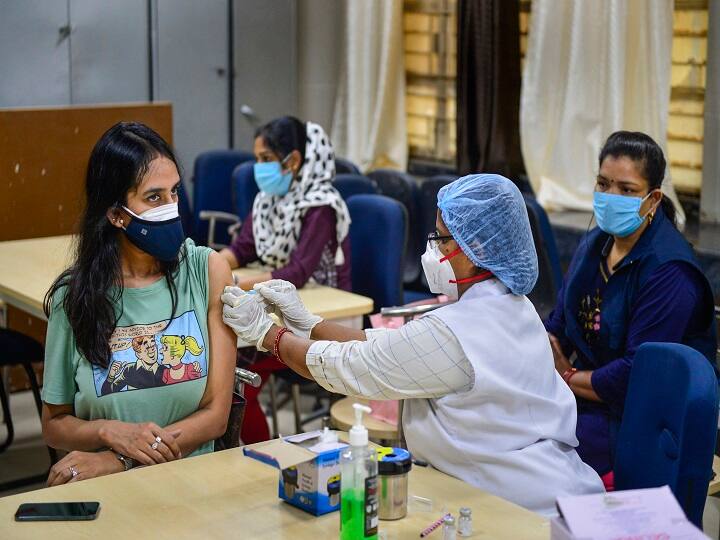 India Cumulative Vaccination Coverage exceeds 17.70 Cr doses More than 17.70 lakh doses administered yesterday Corona Vaccination: देश में अबतक 17.70 करोड़ टीके लगे, 17.70 लाख डोज कल दी गई