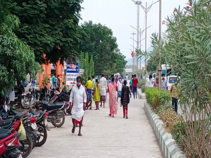 சிகிச்சைக்கு வந்தவர்களின் இரு சக்கர வாகனங்கள் வளாகம் முழுவதும் நிறுத்தப்பட்டுள்ளது