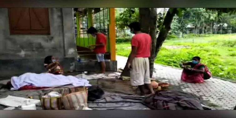 old man died of shortness of breath, his body fell in front of the house all night at dhupguri শ্বাসকষ্টে মৃত্যু বৃদ্ধের, রাতভর বাড়ির সামনে পড়ে দেহ, আতঙ্ক ধূপগুড়িতে