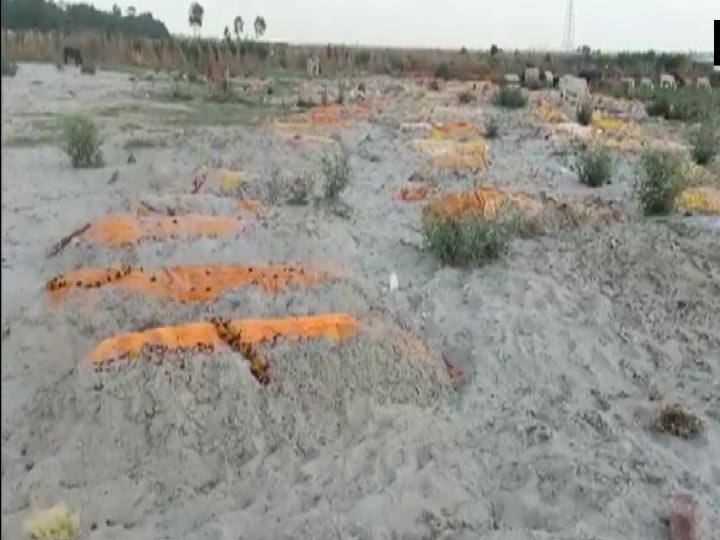Dead bodies found buried in sand near river Ganga in Unnao उन्नाव: अब गंगा नदी के पास रेत में दफन मिले कई शव, जांच में जुटा प्रशासन