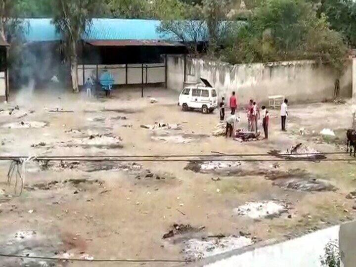 Ashes of the pyre, reaching the houses by burning the dead body in the open at the cremation ground, people complained शमशान घाट पर खुले में शव जलाने से घरों तक पहुंच रही चिता की राख, लोगों ने की शिकायत