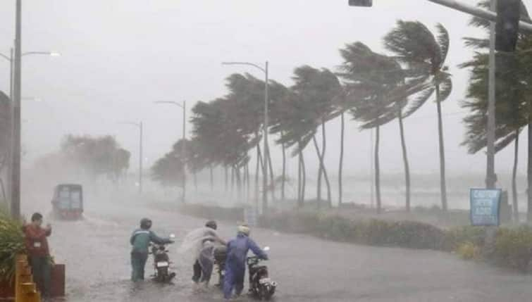 tauktae cyclone forecast over Gujarat: It could hit the coast of Gujarat at this point ગુજરાત પર 'તૌકતે' વાવાઝોડાનું જોખમ, આ તારીખે ગુજરાતના દરિયકાંઠે ટકરાઈ શકે છે