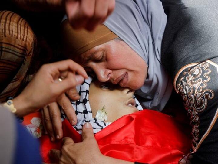 இறந்துபோன உறவை மடியில் வைத்து கலங்கும் பெண்