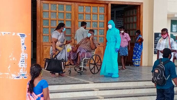 சிகிச்சைக்காக மருத்துவமனை வெளியே சக்கர நாற்காலியில் காத்திருக்கும் நோயாளி