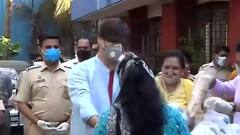 Corona: ड्यूटी के अलावा जरूरतमंदों की मदद कर रही दिल्ली-मुंबई पुलिस, मुहिम में Vivek Oberoi भी शामिल