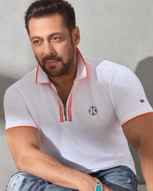 बॉलीवुड के दबंग सलमान खान ने फिल्मों के अलावा विज्ञापन और बिग बॉस से भी अच्छा कमा लेते हैं. इसके अलावा उन्होंने अपने ब्रांड भी मार्केट में उतारे हैं. उनका नेटवर्थ 1868 करोड़ रुपए का है.
