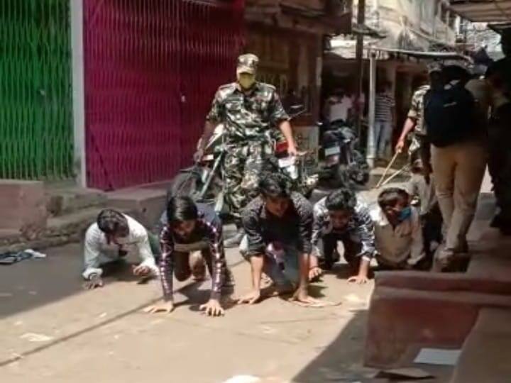 Bihar Lockdown: Police lathi on youths roaming outside inexplicably, warning to stay at home ANN Bihar Lockdown: बेवजह बाहर घूम रहे युवकों पर पुलिस ने चटकाई लाठियां, घर में रहने की दी चेतावनी
