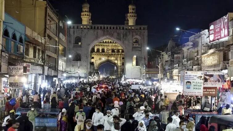 Hyderabad allow to shoping in lockdown for Eid crowds gathered in markets ANN हैदाराबाद: ईद की शॉपिंग के लिए लॉकडाउन में दी गई छूट, बाजारों में जुटी भीड़