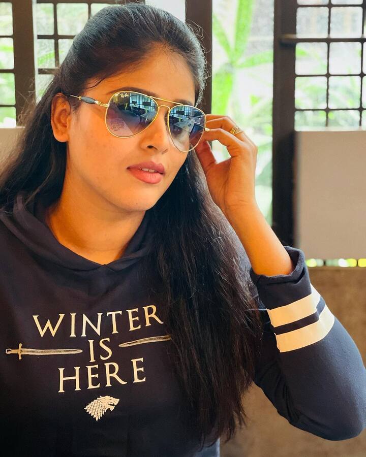 उत्तम अभिनय आणि सौंदर्यामुळे अक्षया अनेकांच्या मनावर राज्य करते. चाहत्यांच्या संपर्कात राहण्यासाठी अक्षया नेहमीच सोशल मीडियावर तिचे फोटो अन् व्हिडिओ शेअर करत असते. (Photo Credit : @akshayaddr/Instagarm)