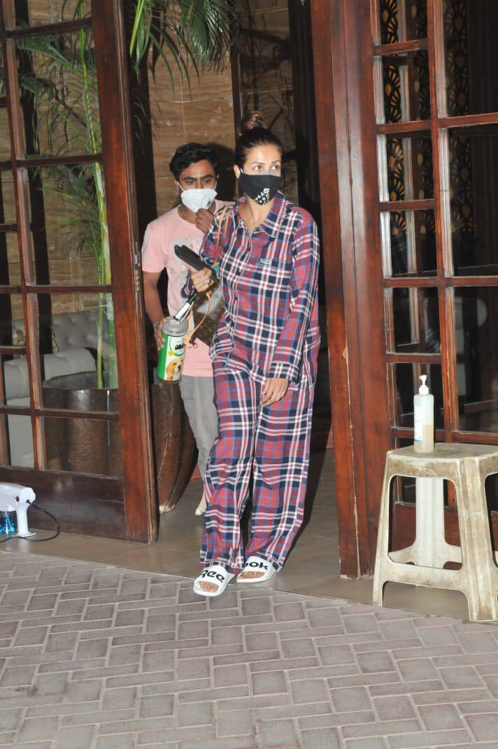 मलाइका अरोड़ा इसके साथ फैन्स को डाइट प्लान भी देती रहती हैं. वह बताती हैं कि किसी चीज को खाने से फिटनेस रहती है.