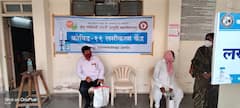सोलापुरातील आयुर्वेदिक महाविद्यालयातील लसीकरण केंद्रात नागरिकांना बसल्या जागेवर मिळतेय लस