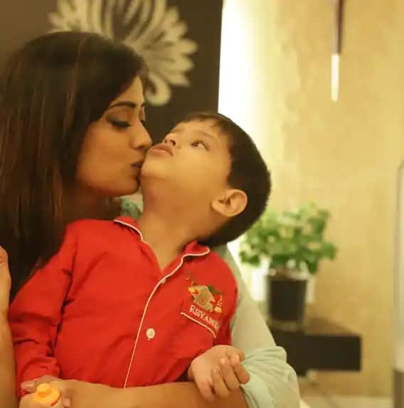 ২০১৯ সালে অভিনবের সঙ্গে তাঁর বিচ্ছেদ হয়। স্বামীর বিরুদ্ধে গার্হস্থ্য হিংসার অভিযোগ দায়ের করেন অভিনেত্রী। শ্বেতা প্রথমে ১৯৯৮ সালে বিয়ে করেছিলেন রাজা চৌধুরিকে। পালক নামে তাঁদের এক কন্যাসন্তান ছিল।(ছবি সৌজন্য- শ্বেতা তিওয়ারি ইনস্টাগ্রাম)