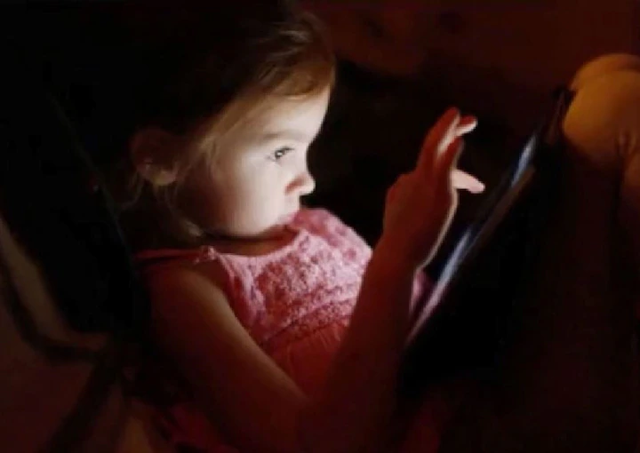 Corona Effects: घर से बाहर नहीं निकलने की वजह से बच्चों में बढ़ रहा है चिड़चिड़ापन? आपके काम आएंगी ये टिप्स