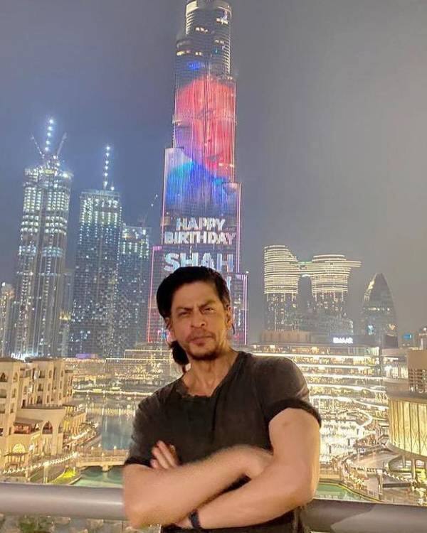 बॉलीवुड के बादशाह कहे जाने वाले शाहरुख खान आईपीएल टीम कोलकाता नाइट राइडर्स के को-ऑनर हैं. जीक्यू रिपोर्ट के मुताबिक उनका नेट वर्थ 4300 करोड़ रुपए का है.