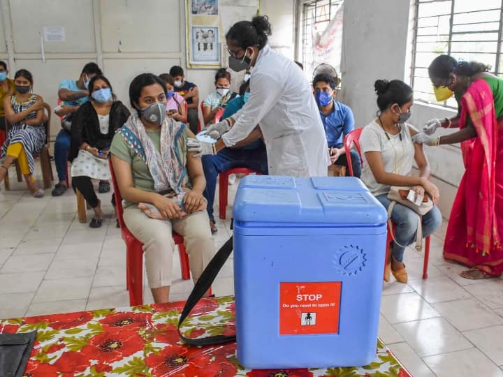 People who recovered from Coronavirus should wait for Vaccines jab, says govt panel NTAGI कोरोना से संक्रमित होने के बाद कब लें वैक्सीन? सरकार के पैनल ने बताया