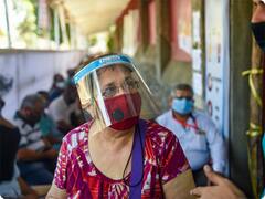 देश में कोरोना की बेकाबू रफ्तार, लेकिन बेहतर हो रही रिकवरी दर; इन 9 राज्यों में कोविड-19 केस कम होने से राहत