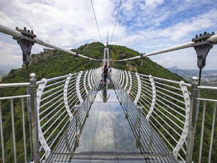 Chinese glass bridge: உடைந்த கண்ணாடி பாலம்.. 100 மீட்டர் உயரம்.. உயிர்பயத்தில் உறைந்த சுற்றுலா பயணி..