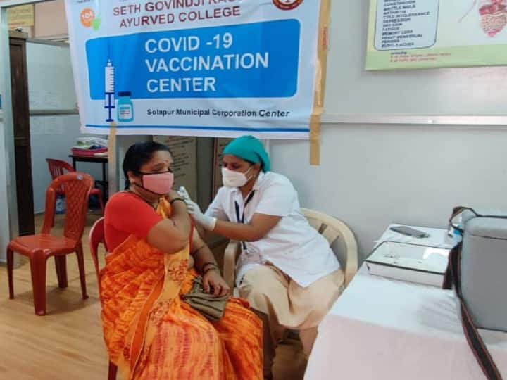 Vaccination Center at Solapur is a model of good management amid covid19 surge सोलापुरातील लसीकरण केंद्र ठरतंय उत्तम व्यवस्थापनेचा नमुना; ना गोंधळ, ना रांगा, गरजूंना जाग्यावरच मिळतोय डोस