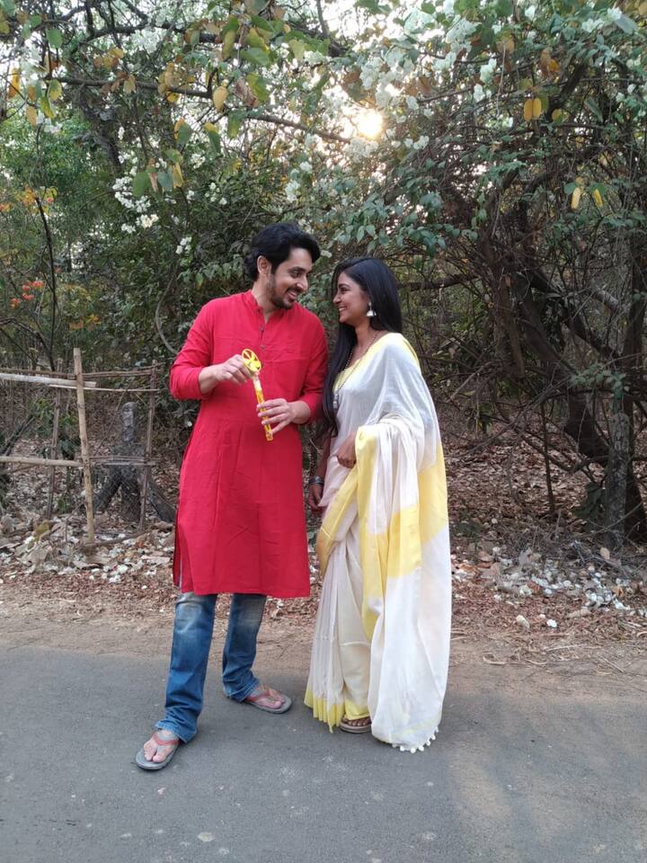 তাদের ভালবাসা এতটাই গাঢ় যে, টিনটিনের চাকরি ছেড়ে ফিল্মমেকার হতে চাওয়ার স্বপ্নকে সার্পোট করা, নিজের চাকরি সামলে টিনটিনের সব দায়িত্ব নিজের কাঁধে তুলে নেওয়া, এসবে দ্বিধা করে না মোমো।