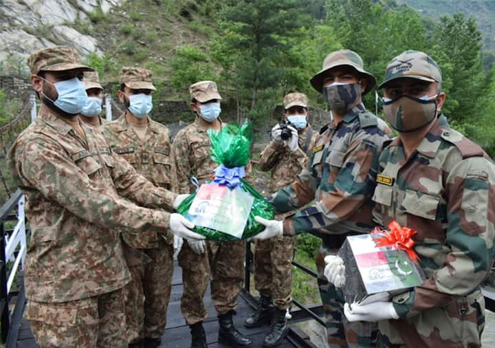 India Pakistan army give sweets on Eid LoC jammu kashmir ann ईद पर भारत-पाकिस्‍तान की सेना ने दी मुबारकबाद, LoC पर एक-दूसरे को दी मिठाई