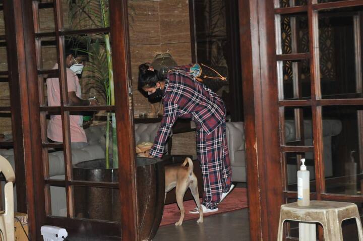 मलाइका अरोड़ा अक्सर अपने ऑफिशियल इंस्टाग्राम पर वर्कआउट करते हुए वीडियो शेयर करती हैं. उनकी ये वीडियोज़ ट्रेंडिग्स में रहती हैं.