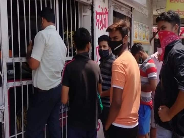 Heavy crowd seen in liquor shops in Noida no social distancing ann नोएडा में शराब की दुकानों में दिखी भारी भीड़, सोशल डिस्टेंसिंग की उड़ी धज्जियां