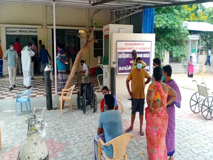 இடமின்றி ஆக்சிஜன் சிலிண்டர்களுடன் வெளியே காத்திருக்கும் நோயாளிகள்