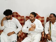 तीन विधायकों के साथ सिवान पहुंचे तेज प्रताप, घंटों बंद कमरे में बैठ कर बातें कीं; कहा- हम एक खून हैं