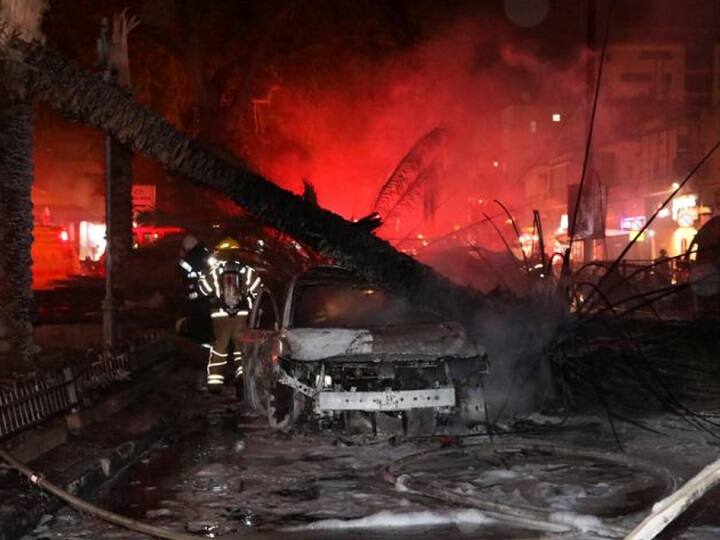 தாக்குதலால் சிதறிக்கிடக்கும் இடம்