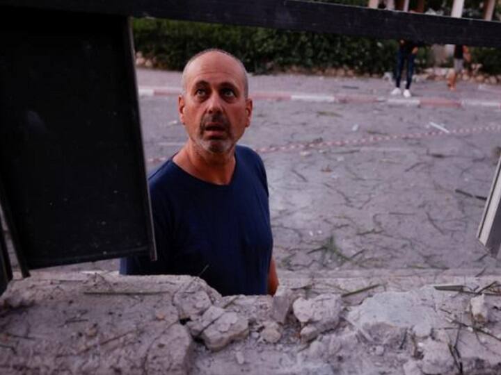 தாக்குதல்களுக்கு நடுவே கவனித்து நிற்கும் நபர்