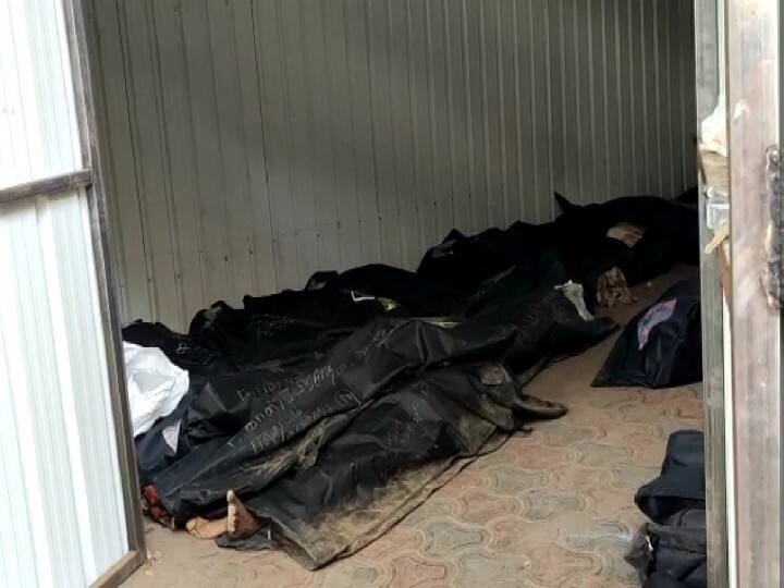 bodies of corono infected victims placed on the ground ஷெட்டு போட்டு குவிக்கப்படும் கொரோனா சடலங்கள் ; கோவை அரசு மருத்துவமனையின் அதிர்ச்சி காட்சிகள்
