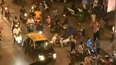 Mumbai: ईद के जश्न में लोग भूले कोरोना, मोहम्मद अली रोड पर उमड़ी भीड़