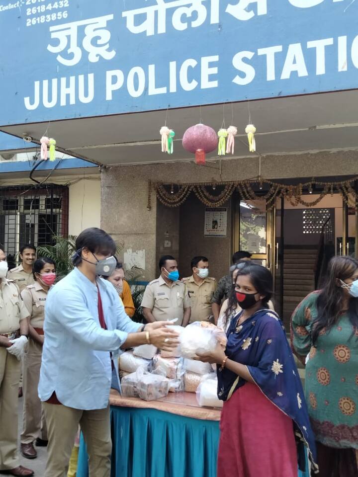 वहीं जुहू पुलिस स्टेशन के अधिकारियों ने भी इस बारे में कोई बात नहीं की.