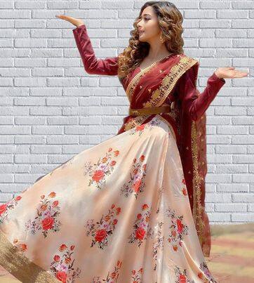 इस फोटोज में टीना लहंगा पहने नजर आ रही हैं. एक फोटो में उन्होंने सी ग्रीन लहंगे के साथ व्हाइट ब्लाउज कैरी किया है. और दूसरी फोटो में वो क्रीम लहंगे के साथ मेहरून ब्लाउज पहने नजर आ रही है.