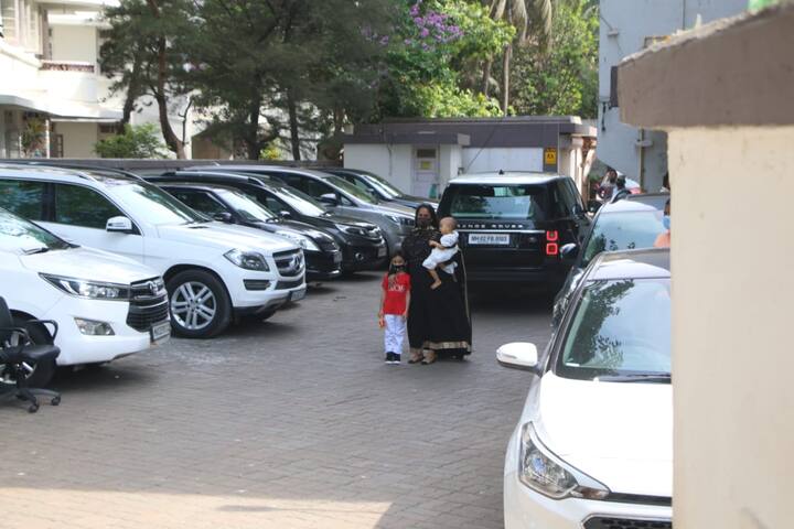 अर्पिता खान आज ईद के मौके पर अपने मायके यानि माता पिता और भाईयों से मिलने के लिए पहुंची वो भी दोनों बच्चों के साथ.