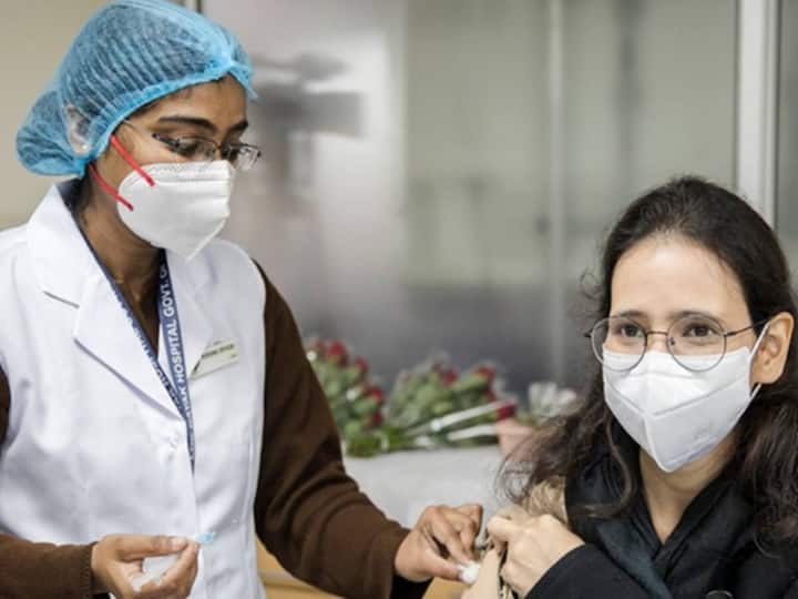 Delhi's Covishield stock will last only 3 days, might have to stop vaccination for 18-44 Delhi covishield Vaccination:  মাত্র ৩ দিনের স্টক পড়ে,  দিল্লিতে বন্ধের মুখে ১৮ ঊর্ধ্বদের টিকাকরণ