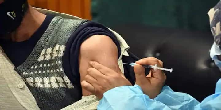 করোনার দ্বিতীয় ঢেউয়ে ত্রাহি ত্রাহি রব। ফি দিনই ৩ লক্ষর বেশি মানুষ সংক্রমিত হচ্ছেন দেশজুড়ে। এই অবস্থায় টিকাকরণের প্রতি ঝোঁক বেড়েছে মানুষের। কিন্তু, টিকা নিয়েও কেউ কেউ করোনায় আক্রান্ত হচ্ছেন, এমন খবরও সামনে এসেছে।