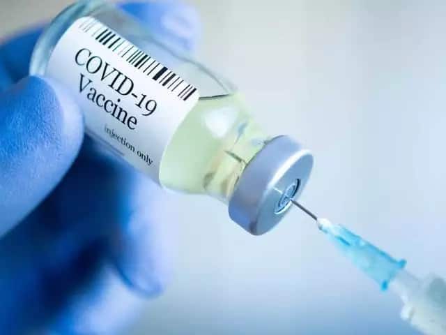Locks at vaccination centers in Jammu due to lack of corona vaccine ANN जम्मू में कोरोना वैक्सीन की कमी, टीकाकरण केंद्रों पर लटका ताला