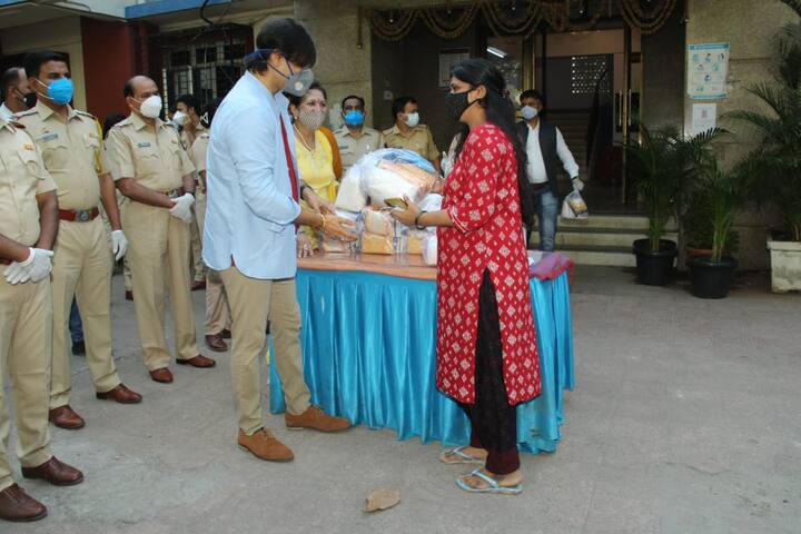 विवेक ओबेरॉय ने अपने हाथों से जुहू पुलिस स्टेशन के परिसर में इकट्ठा हुए जरूरतमंदों को एक-एक कर दाल, चावल, आटा, शक्कर, चायपत्ती, बिस्किट जैसी तमाम चीजें बांटीं.