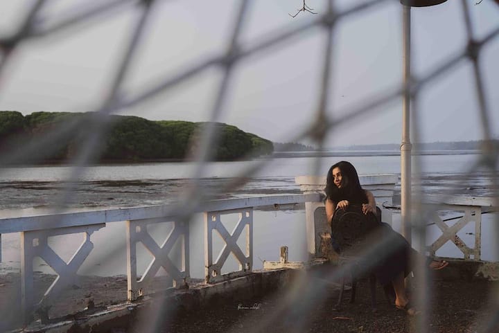 கத்தும் கடல் அலை கூட அமைதி ஆனதே