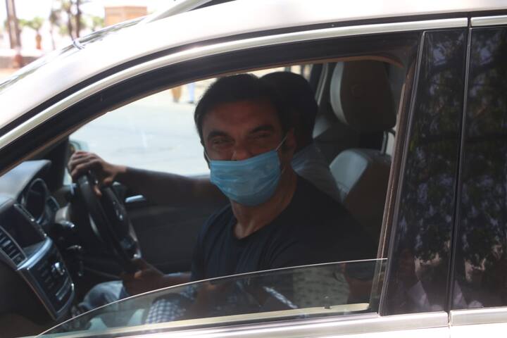 Sohail Khan sported a face mask as a precautionary measure against COVID-19.The Khan-daan has decided to opt for low-key celebrations in view of the COVID-19 crisis.