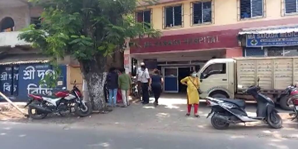 Coronavirus Update: ambulance driver rude behavior in Uttarpara area amid coronavirus surge Covid19 Update: করোনাকালে অ্যাম্বুলেন্স চালকের দাদাগিরি! ৬ ঘণ্টার জন্য ভাড়া ৩৩ হাজার টাকা! গয়না বন্ধক বধূর